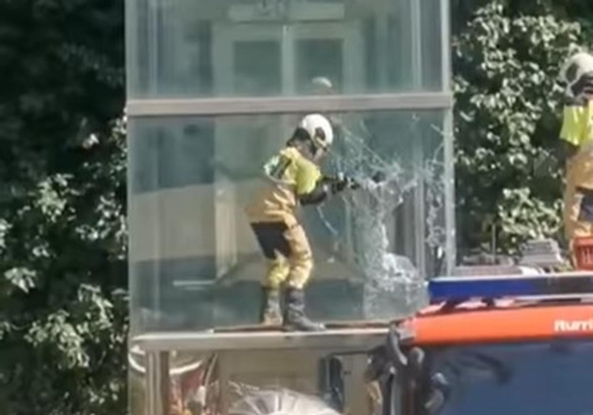 Thirteen tourists rescued after becoming trapped in a panoramic lift in Mijas